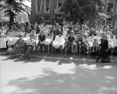 805311 Afbeelding van de toeschouwers met vooraan aan bed gekluisterde patiënten in afwachting van de parade (Church ...